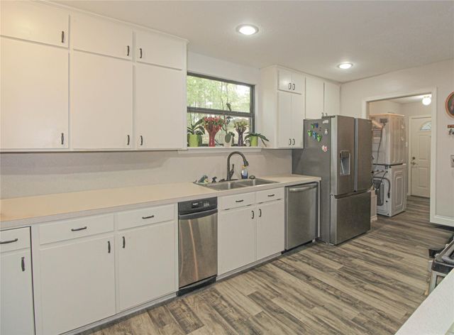 638 Big Lake Dr, Livingston, TX 77351