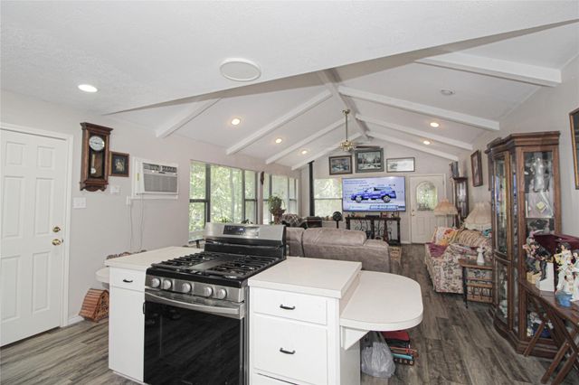 638 Big Lake Dr, Livingston, TX 77351