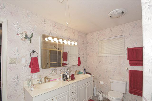 638 Big Lake Dr, Livingston, TX 77351