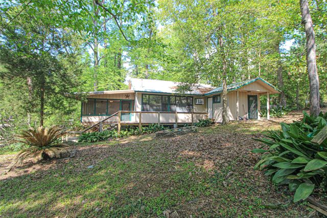 638 Big Lake Dr, Livingston, TX 77351