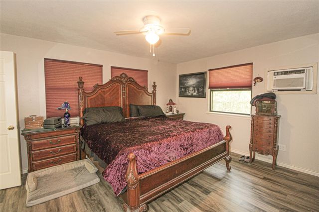 638 Big Lake Dr, Livingston, TX 77351