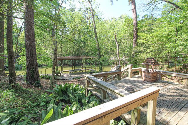 638 Big Lake Dr, Livingston, TX 77351