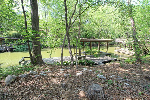 638 Big Lake Dr, Livingston, TX 77351