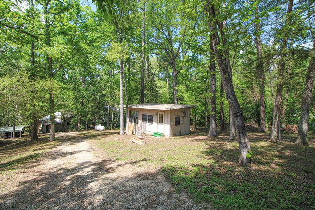 638 Big Lake Dr, Livingston, TX 77351