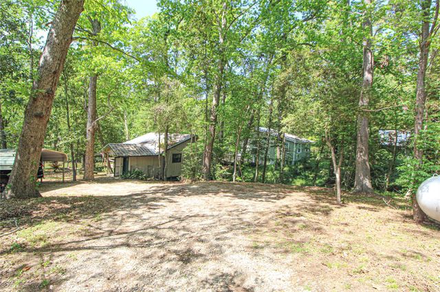 638 Big Lake Dr, Livingston, TX 77351
