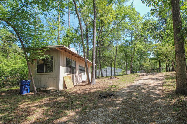 638 Big Lake Dr, Livingston, TX 77351