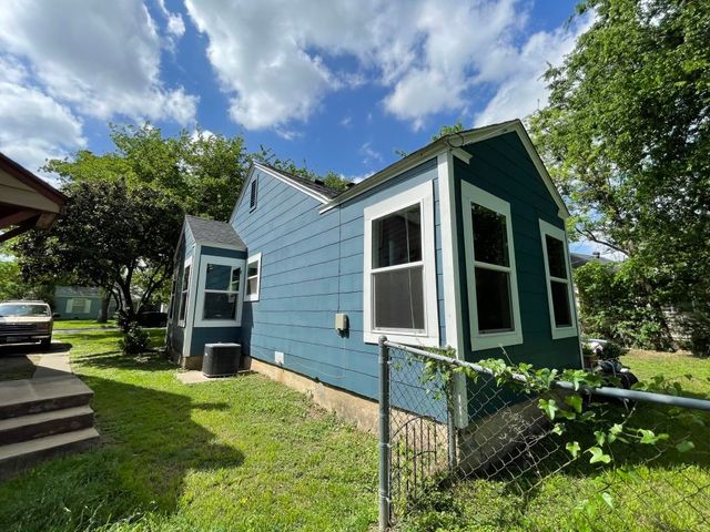 1420 Lawrence Road, River Oaks, TX 76114