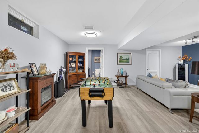 26 Wyndham Close, White Plains, NY 10605