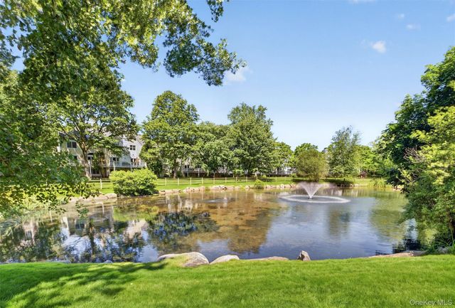 26 Wyndham Close, White Plains, NY 10605