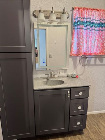 303 E 8th Street, Quanah, TX 79252