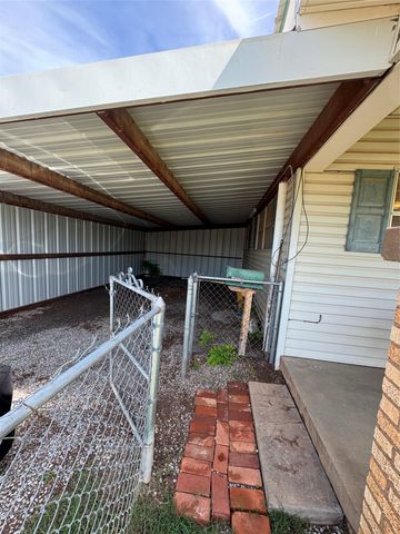 303 E 8th Street, Quanah, TX 79252