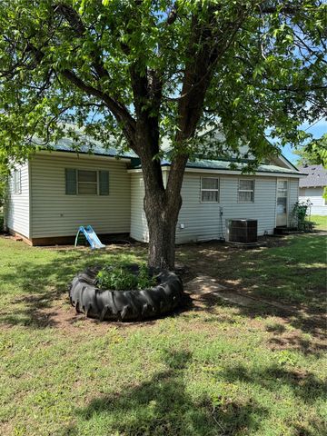 303 E 8th Street, Quanah, TX 79252