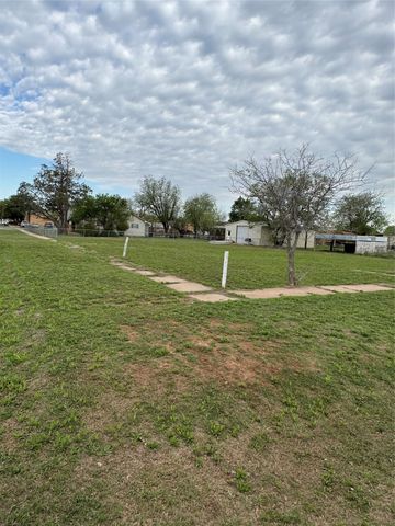 303 E 8th Street, Quanah, TX 79252