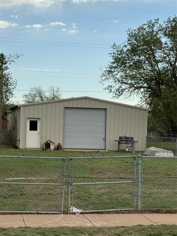 303 E 8th Street, Quanah, TX 79252