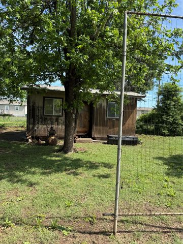 303 E 8th Street, Quanah, TX 79252