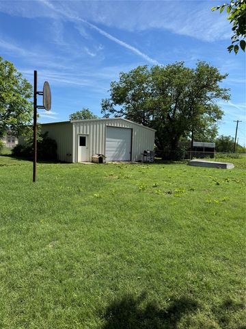 303 E 8th Street, Quanah, TX 79252