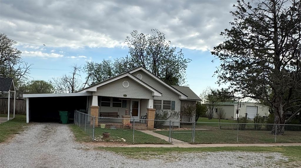 303 E 8th Street, Quanah, TX 79252