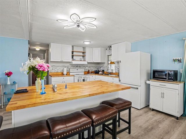 1124 FOREST LANE, Tavares, FL 32778