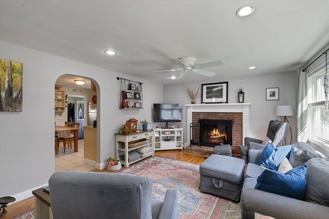 34 & 34R Pickering St, Essex, MA 01929