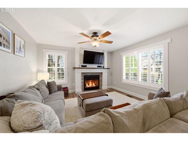 594 E 5TH St, La Center, WA 98629