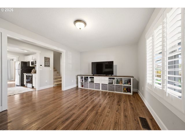 594 E 5TH St, La Center, WA 98629