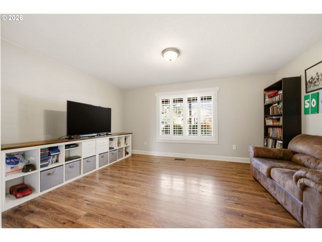 594 E 5TH St, La Center, WA 98629