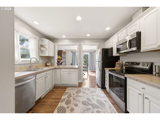 594 E 5TH St, La Center, WA 98629