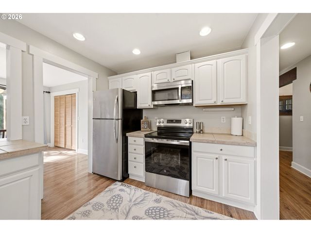 594 E 5TH St, La Center, WA 98629