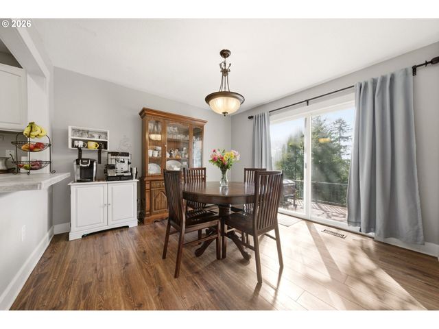 594 E 5TH St, La Center, WA 98629