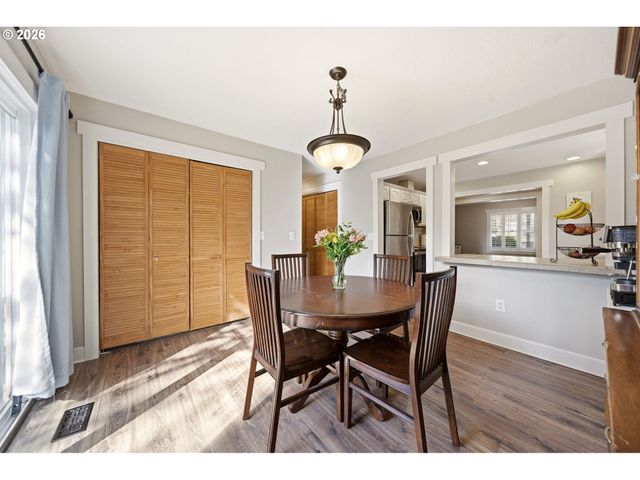 594 E 5TH St, La Center, WA 98629