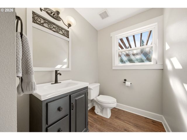 594 E 5TH St, La Center, WA 98629