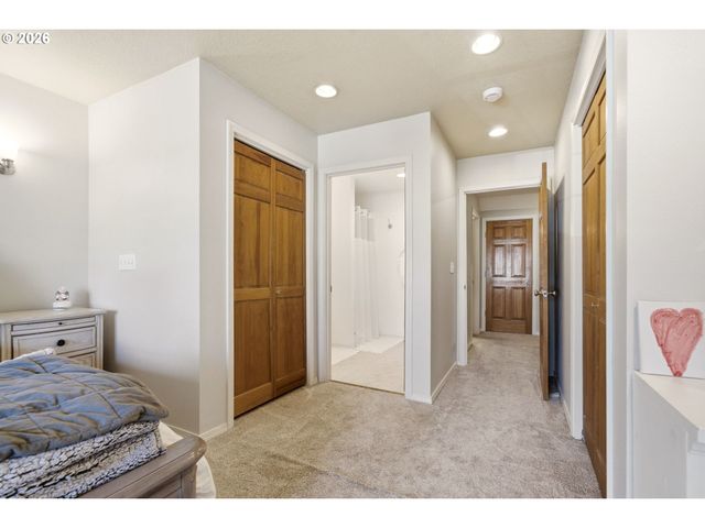 594 E 5TH St, La Center, WA 98629