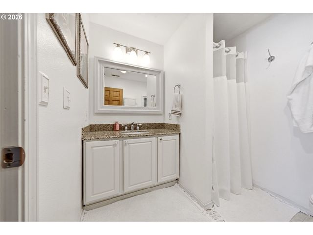 594 E 5TH St, La Center, WA 98629