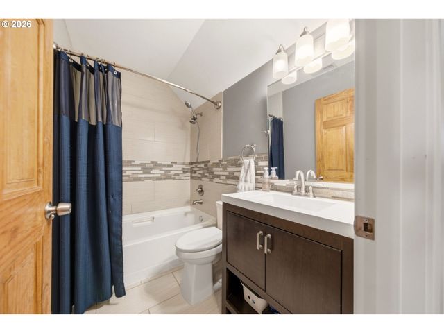 594 E 5TH St, La Center, WA 98629