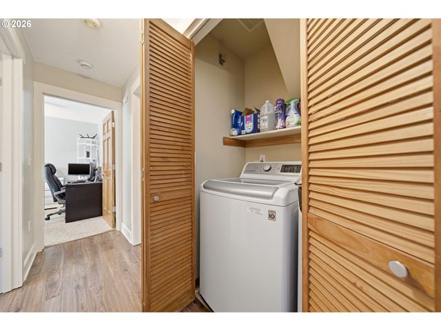 594 E 5TH St, La Center, WA 98629