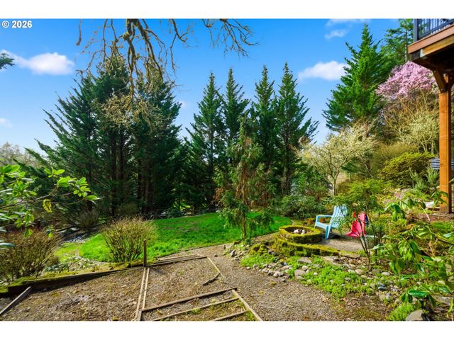 594 E 5TH St, La Center, WA 98629