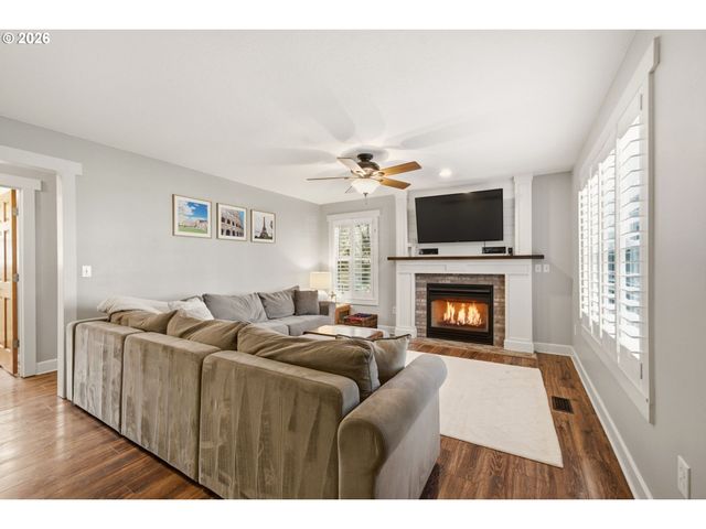 594 E 5TH St, La Center, WA 98629