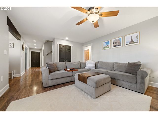 594 E 5TH St, La Center, WA 98629