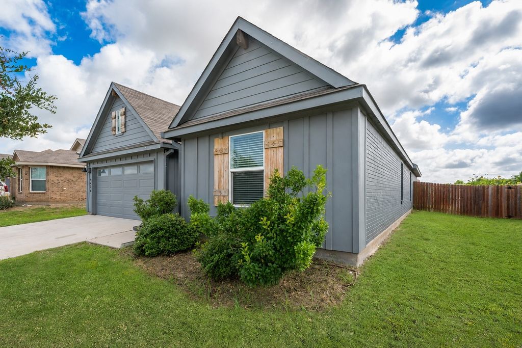 820 Lakeview Drive, Alvarado, TX 76009