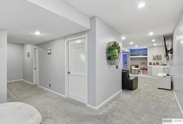 4305 N 163 Street, Omaha, NE 68116