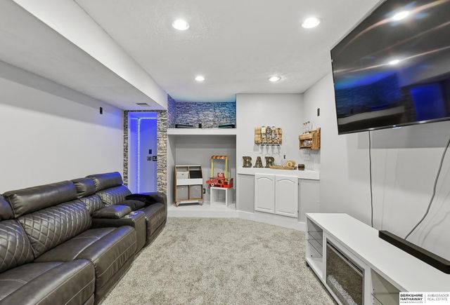 4305 N 163 Street, Omaha, NE 68116