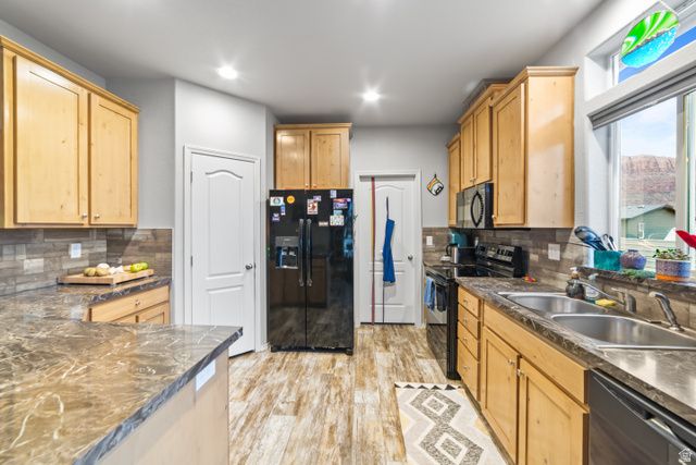 19 S ENTRADA CIR, Moab, UT 84532