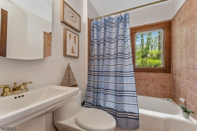 351 E Lakeshore Dr, Vernon Twp., NJ 07422