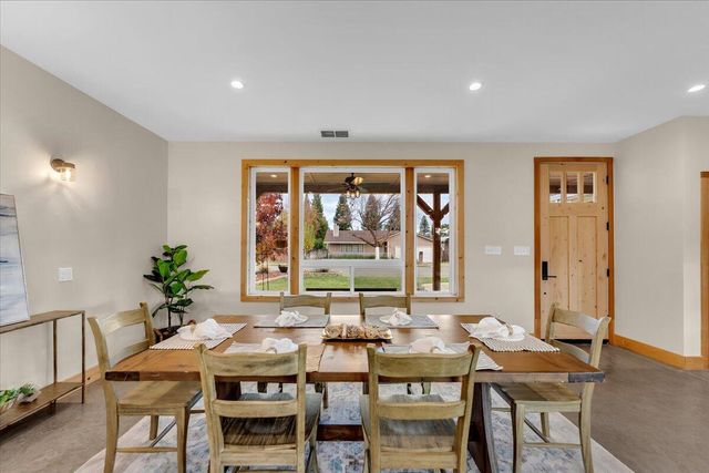 418 Moonstone Way, Redding, CA 96003