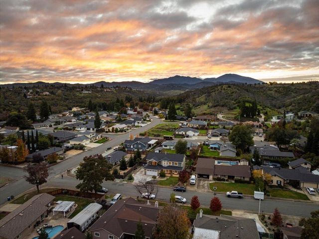 418 Moonstone Way, Redding, CA 96003