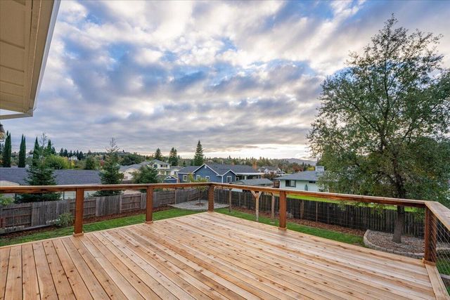 418 Moonstone Way, Redding, CA 96003