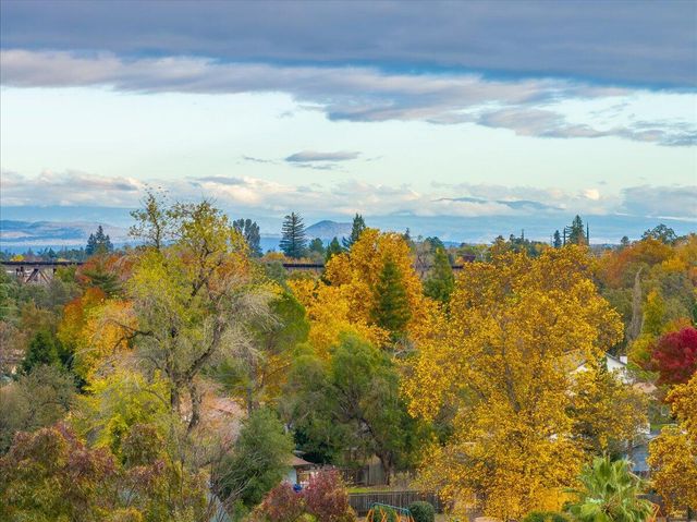 418 Moonstone Way, Redding, CA 96003