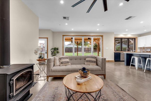 418 Moonstone Way, Redding, CA 96003