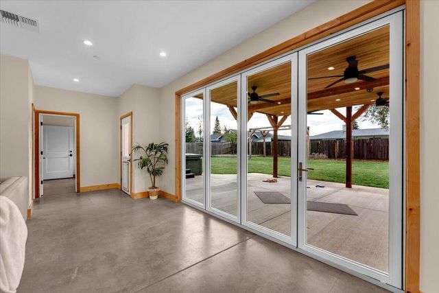 418 Moonstone Way, Redding, CA 96003