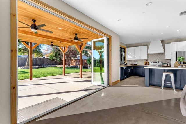 418 Moonstone Way, Redding, CA 96003